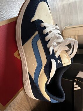 Vans Men’s Navy, Cream & Blue Low-Top Skate Sneakers nib nwt